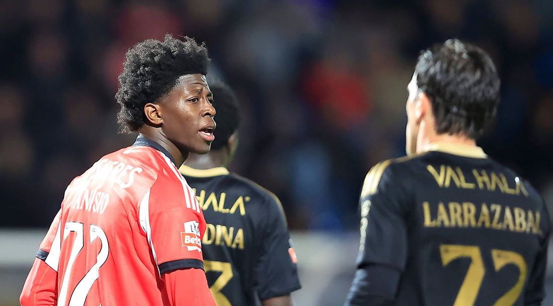 Бенфика развя бялото знаме