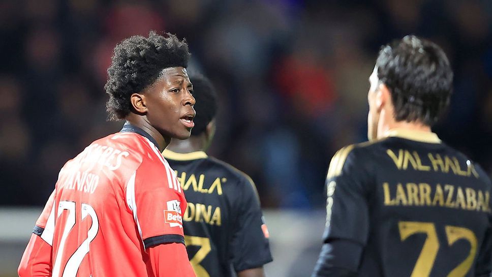 Бенфика развя бялото знаме