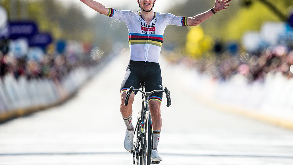 Глобяват Погачар, не спрял на червено на жп прелез