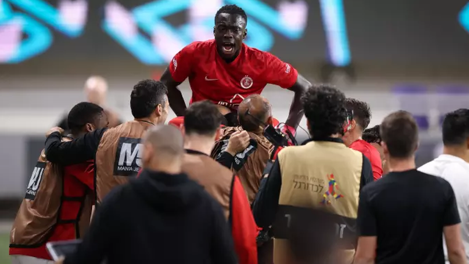 Апоел (Тел Авив) взе важно дерби, но без Краев