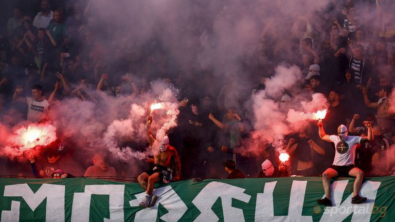 Феновете на Черно море запалиха факли и димки в края на мача с Левски