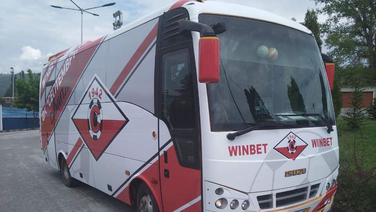 Футболистите на ФК Септември Симитли вече имат нов автобус който