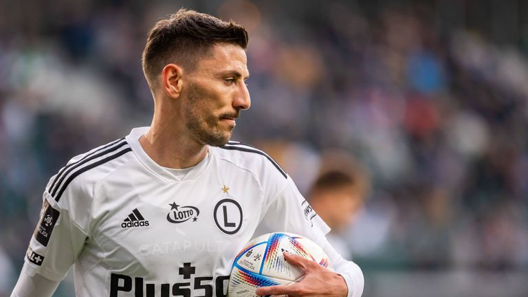 Защитникът на Легия Варшава Филип Младенович е със спрени състезателни