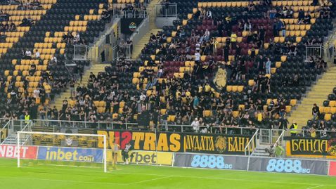 Подкрепа за домакините от публиката на стадион „Христо Ботев“