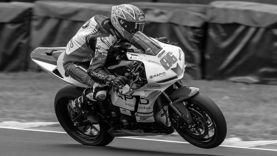 Двама пилоти загинаха, трети е в критично състояние след масово падане в Британския суперспорт