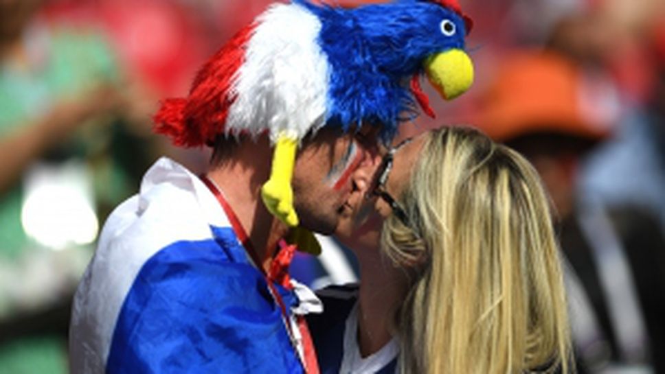 Феновете на Франция за мача с Дания