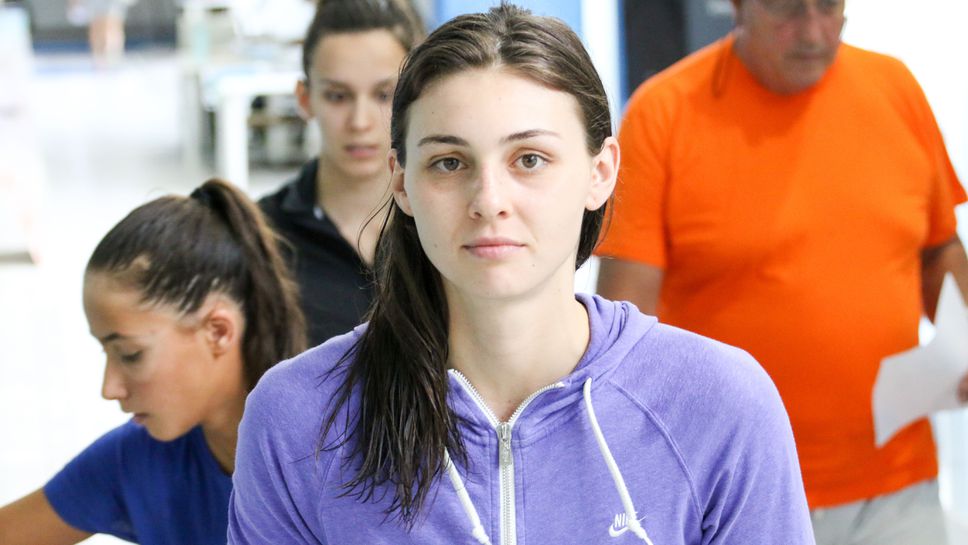 Габриела Георгиева с премията за най-добър резултат на Burgas Swimming Open