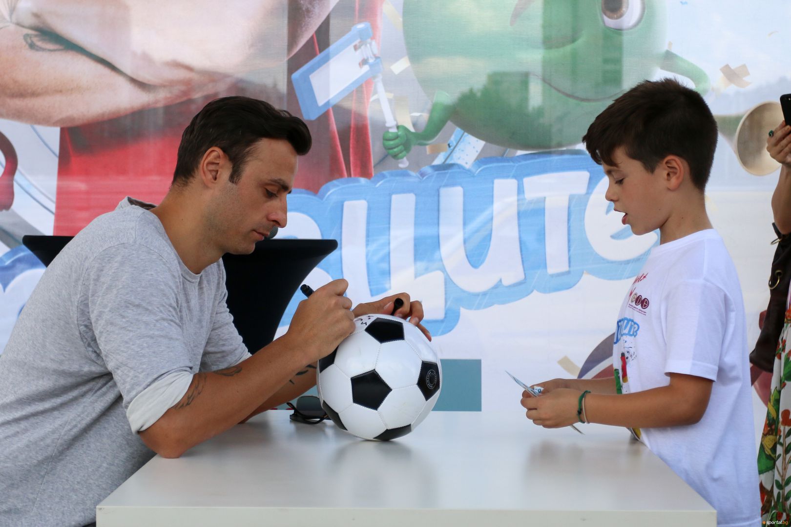 Димитър Бербатов се срещна с малките си фенове