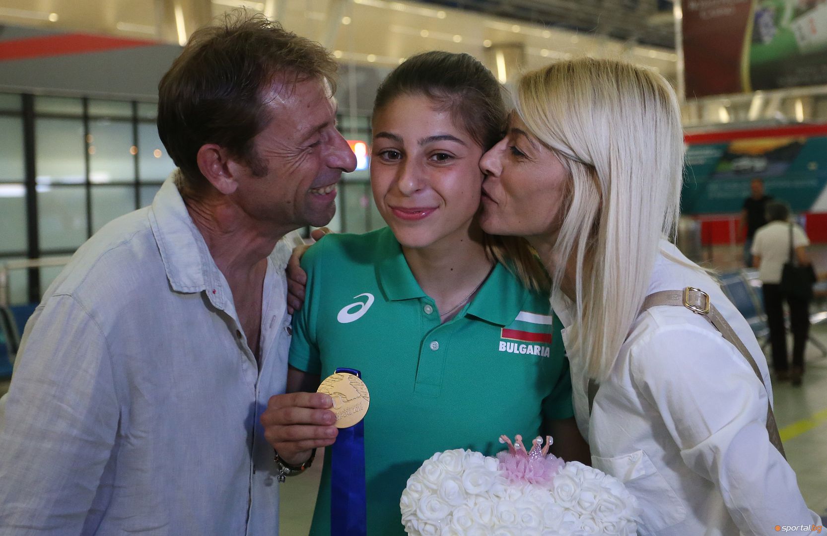 Световната шампионка Александра Начева се прибра в България