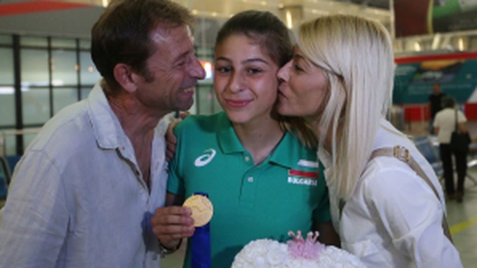 Световната шампионка Александра Начева се прибра в България