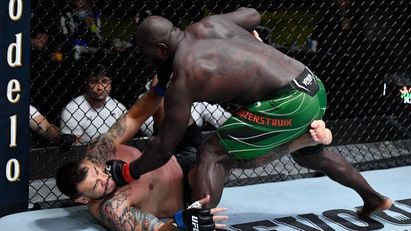 Розенструик нокаутира Аугусто Сакай в първия рунд