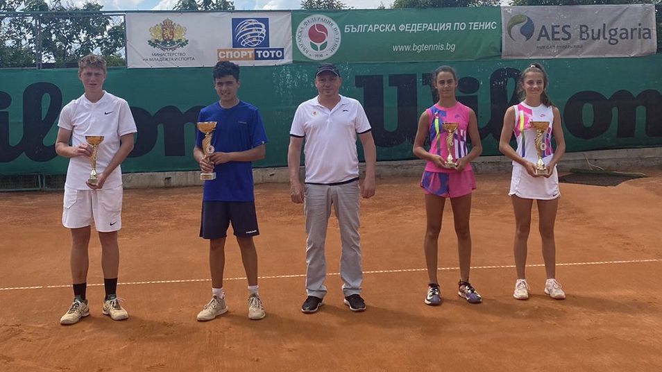 Иван Иванов и Росица Денчева станаха шампиони на Държавното лично първенство на открито до 14 г.