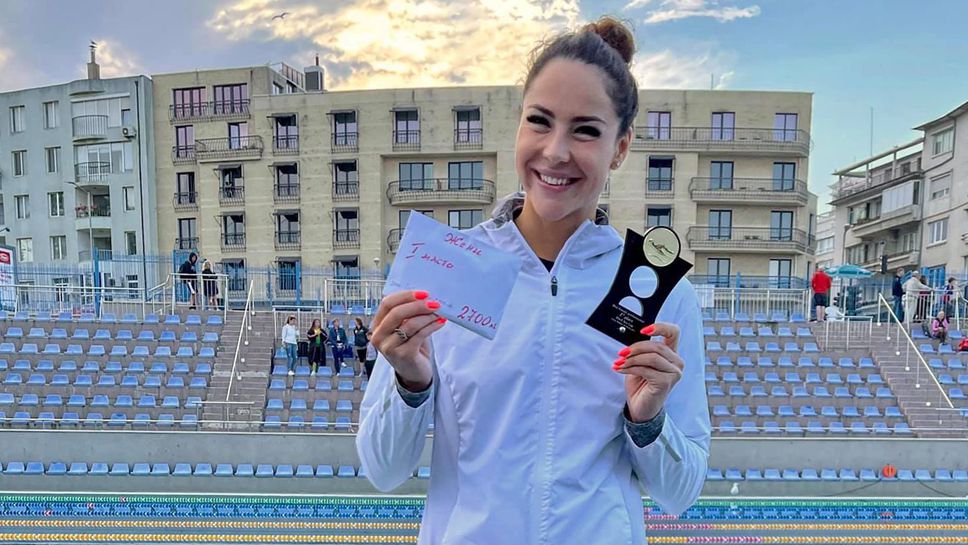 Шампионката от плувния турнир "Black Sea Cup" Екатерина Аврамова дари премията си за болно дете