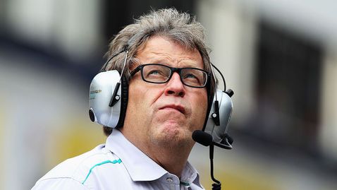 Остри атаки срещу Макс, че не се е извинил на Ръсел