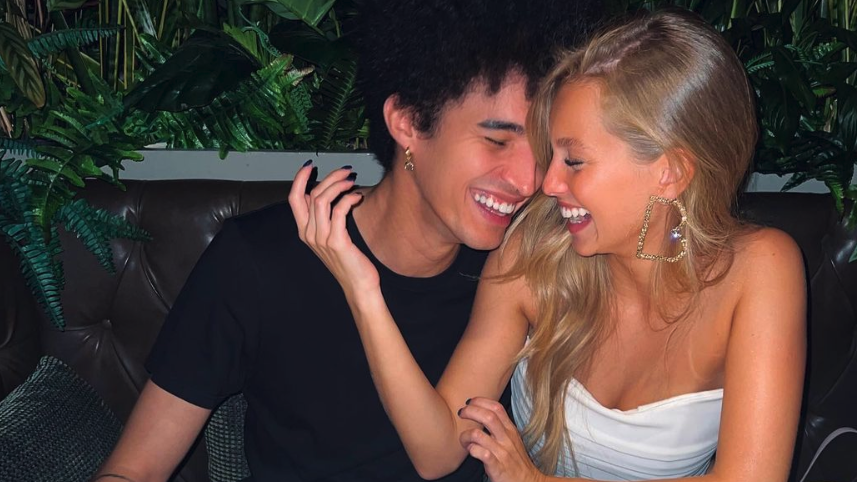 Красавица се щрака с футболист на яхта