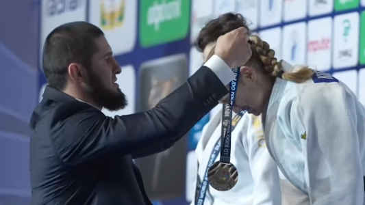 Махачев награди медалисти от турнир по джудо в Таджикистан