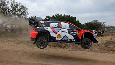  Адриен Фурмо поведе пред Нювил и Ожие в рали 