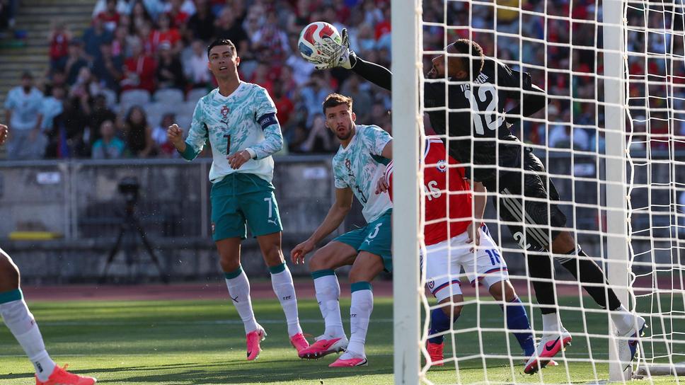 Португалия 0:0 Чили, Кристиано бе близо до гол