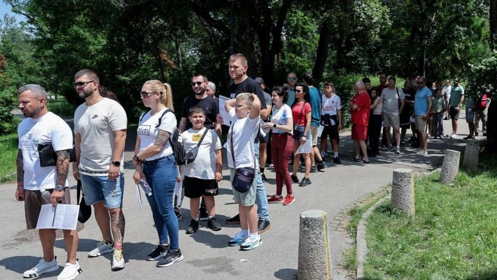 Привържениците на ЦСКА се редят на опашка за фен картите