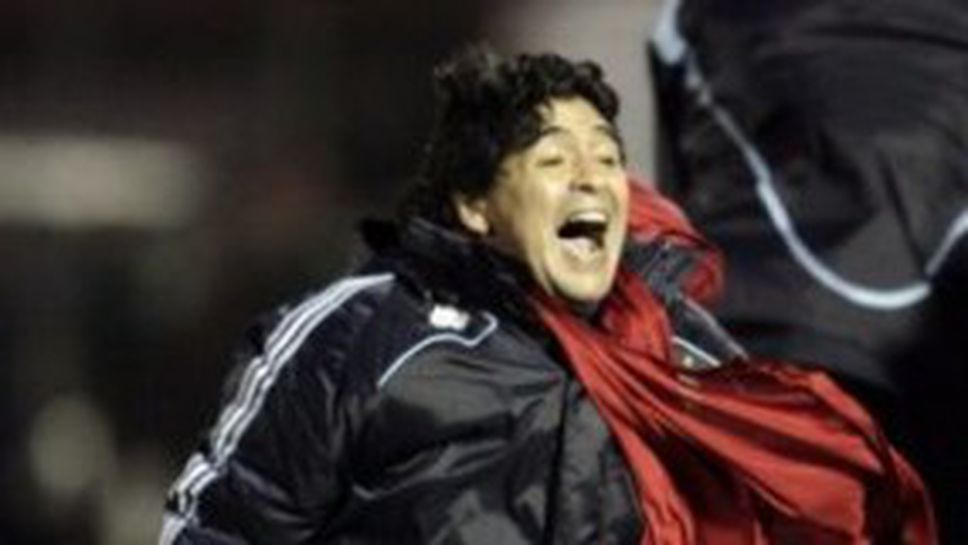 Марадона и Аржентина триумфираха в ада на "Сентенарио" (видео)