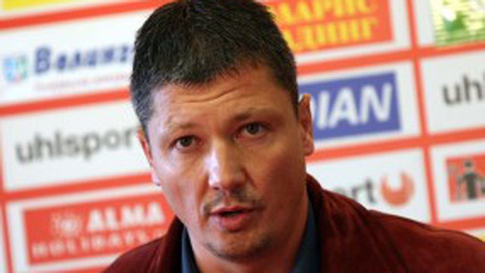 Скандално признание на Пенев: Футболистите на ЦСКА не спират да обикалят кръчмите (видео)