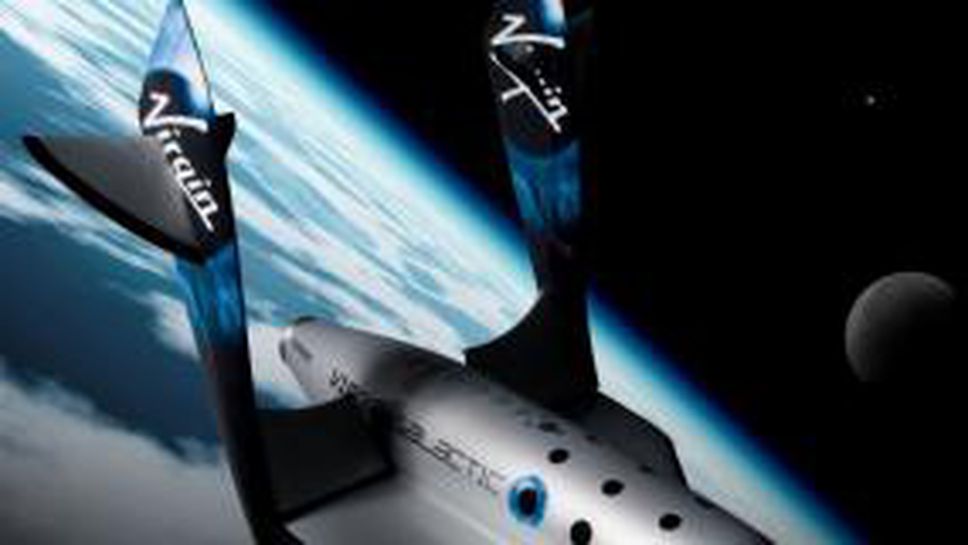 Хамилтън плаща 1 млн. долара, за да отведе приятелката си в космоса