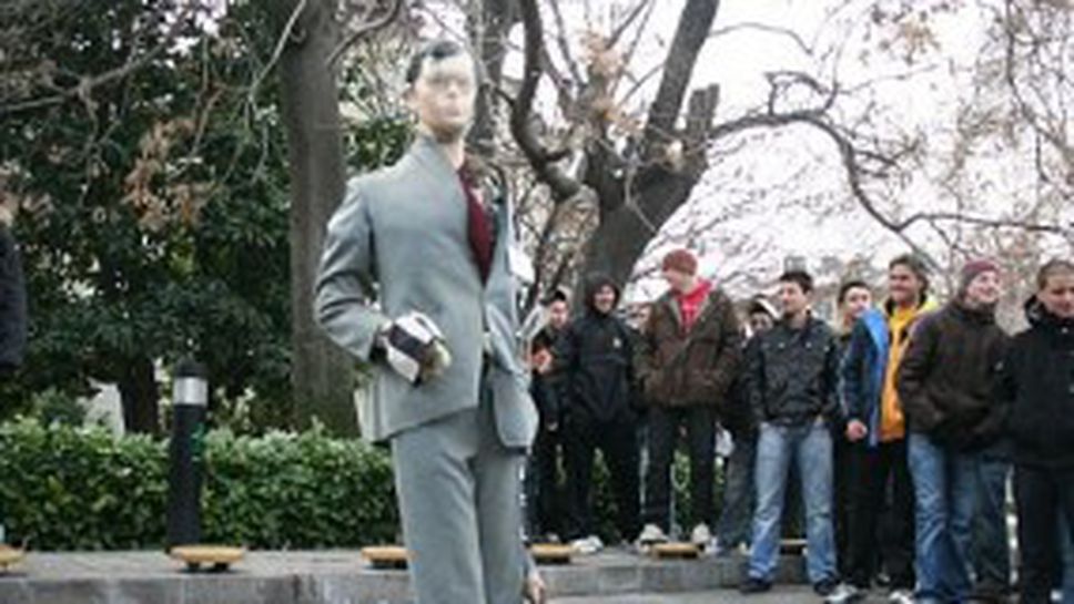 Фенове на Ботев обесиха чучело на Христолов в центъра на Пловдив