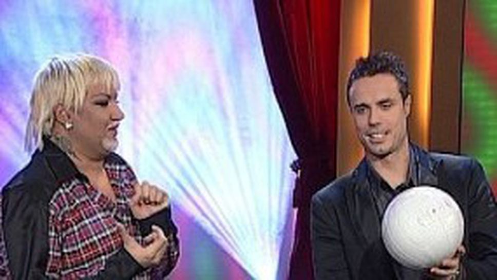 Теодор Салпаров показва на Азис техники с топка