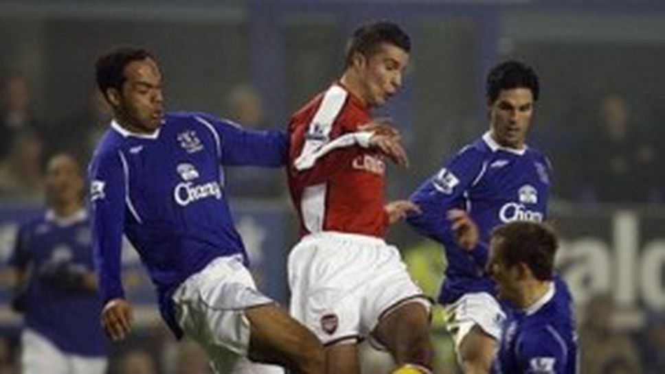 Страхотен гол на Ван Перси спаси Арсенал срещу Евертън