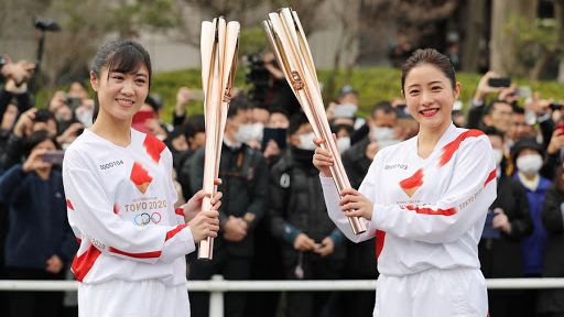 Щафетата с олимпийския огън по странични пътища и без публика в Токио