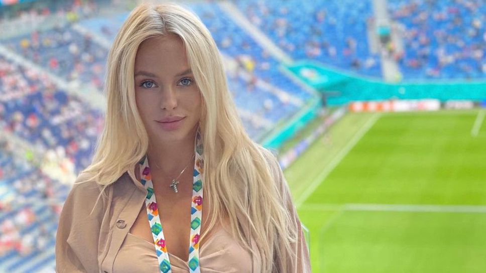 Красавица облече екип на Лудогорец и оплю футболистите на Русия