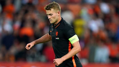  Байерн и Челси не престават наддаването за Де Лихт 