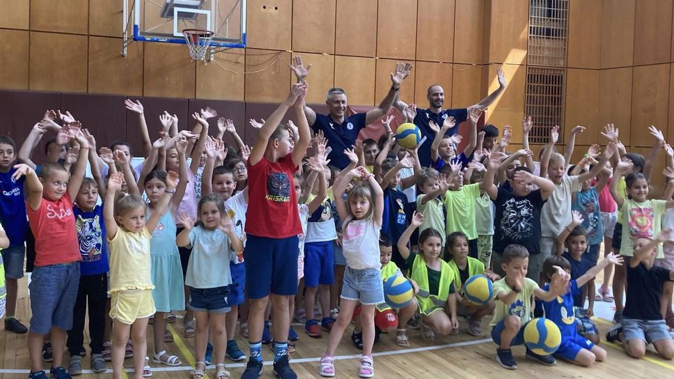 Матей Казийски и Радостин Стойчев проведоха открита тренировка с деца в зала "Дан Колов" в Севлиево