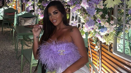 Спортна журналистка показа апетитните си форми