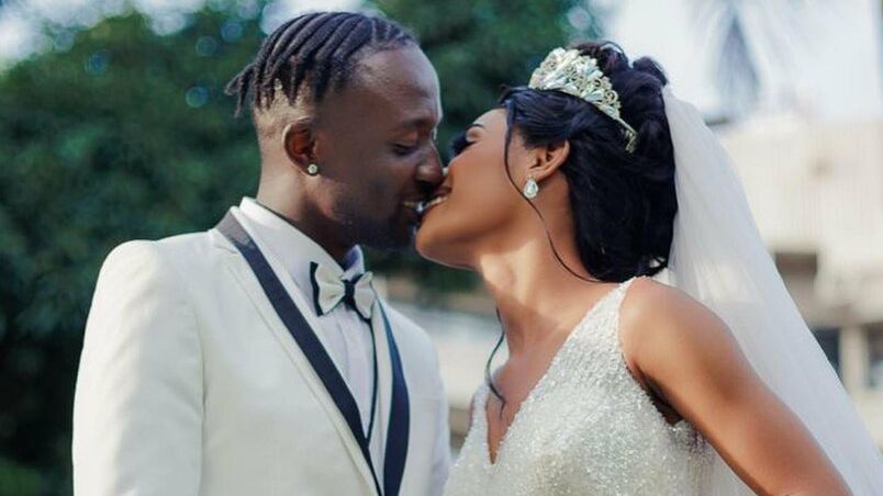 Футболист пропусна сватбата си, брат му го замести