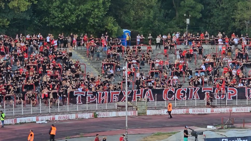 Мълчалив протест от Сектор "Г" по време на мача със Славия
