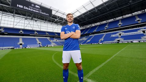 Евертън обяви трансфера на Дюсбъри-Хол