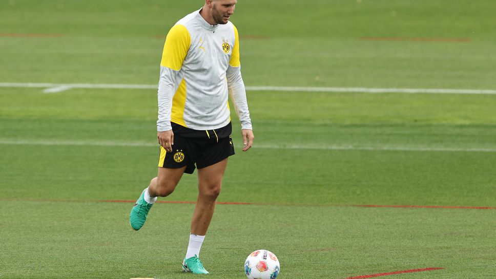 Борусия Дортмунд тренира без защитника Никлас Зюле и халфа Марсел