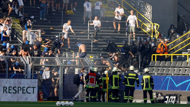 Феновете на Копенхаген предизвикаха грозни сцени на стадион Сигнал Идуна