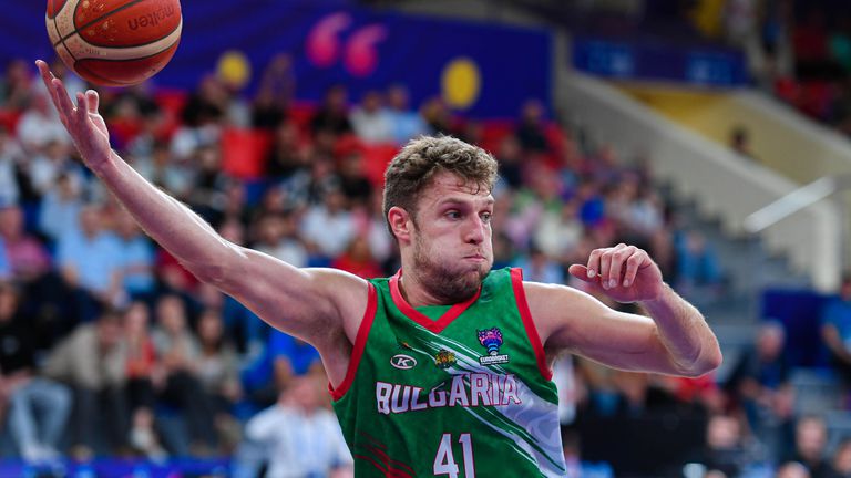 Българският баскетболист Александър Везенков бе отличен като един от петимата