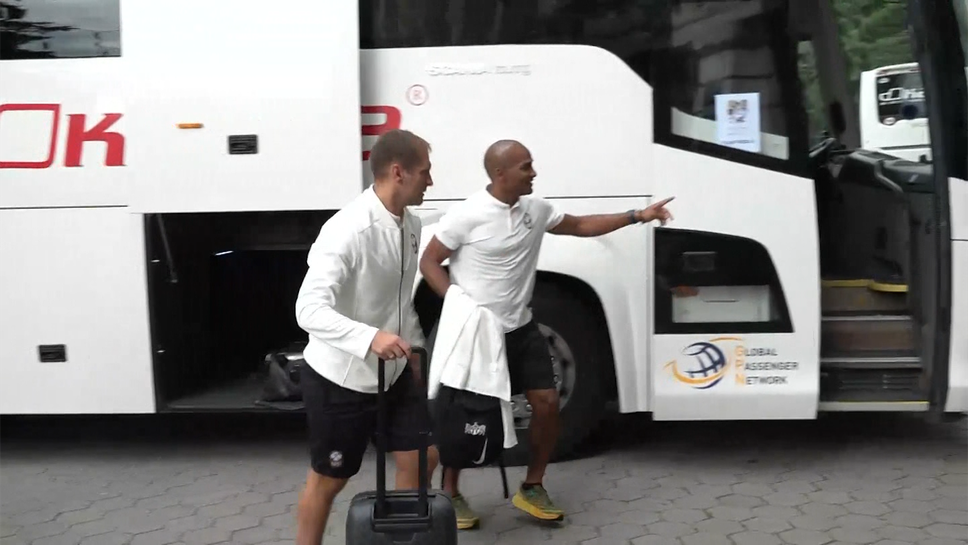 Чуждестранните легенди също пристигнаха на стадиона за мача, в автобуса бе и Стилиян Петров
