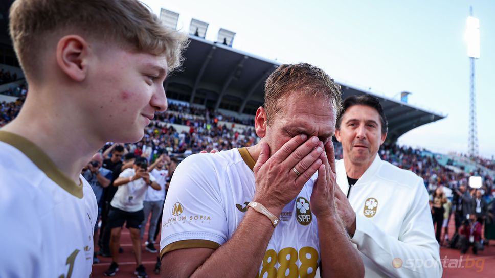 Стилиян Петров напусна терена просълзен под съпровода на "You'll never walk alone"