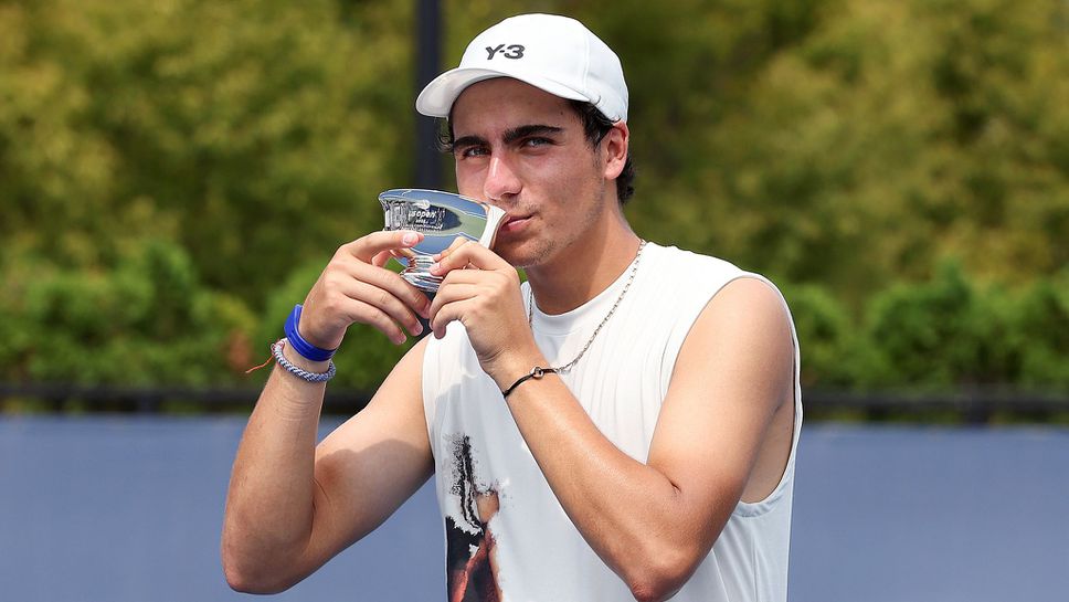 Шампионът при юношите от Уимбълдън и Откритото първенство на САЩ