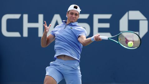  Александър Василев пропусна два мачбола и загуби на старта на 