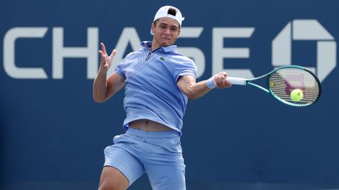 Александър Василев пропусна два мачбола и загуби на старта на "Мастърс"-а в Чънду