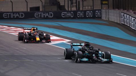  Бивш стюард във Формула 1: През 2021 Майкъл Маси подари купата на Макс! 