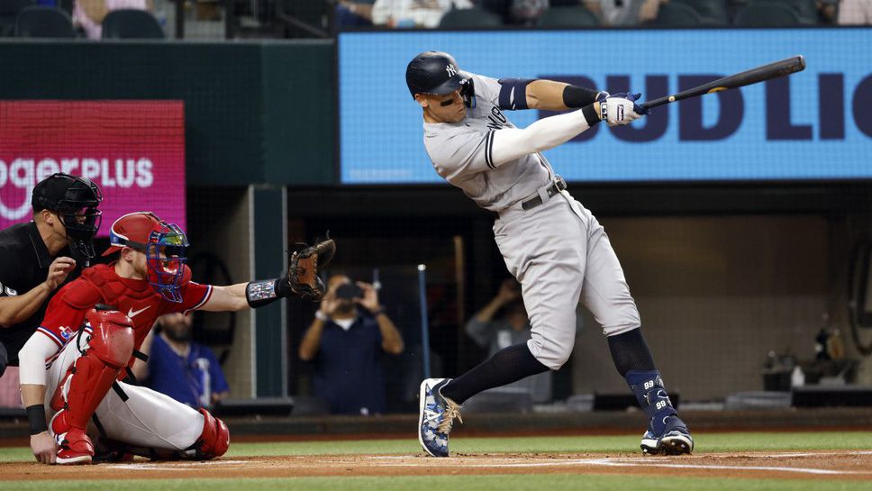 Фенът, който улови рекордния 62-ри хоумрън на Аарън Джъдж, е получил предложение от 2 млн. долара за топката