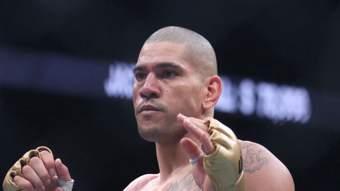 Перейра се затрудни, но отново стигна до нокаута в кървав двубой