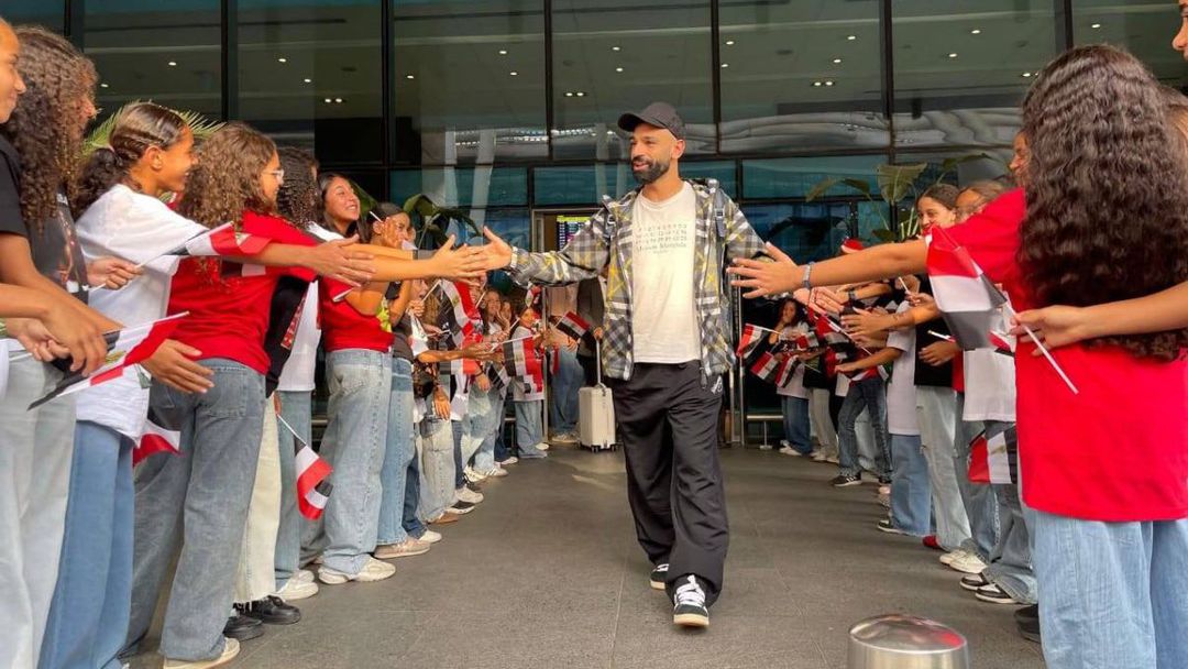 Салах бе посрещнат като герой на летището в Кайро при завръщането си в Египет