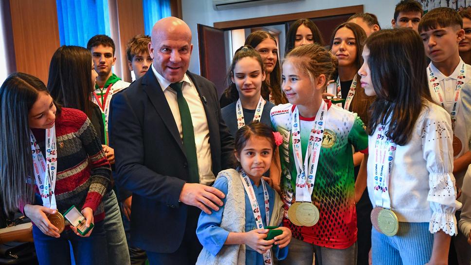 Министър Енчо Керязов награди медалистите от Световното първенство по кикбокс